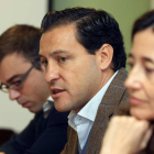 El diputado nacional del PP Ildefonso Pastor (I), la senadora Ana Torme y el procurador Raúl de la Hoz explican las medidas de los gobiernos populares contra el desempleo juvenil-Ical