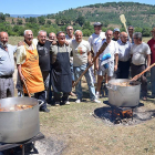 El conocido plato fue elaborado por más de una veintena de cocineros de la zona.-FOTOS: RAQUEL FERNÁNDEZ