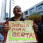 Una joven sostiene un cartel en Ciudad de Guatemala con el que exige justicia por el asesinato de la dirigente indígena hondureña Berta Cáceres hoy, jueves 3 de marzo de 2016.-EFE