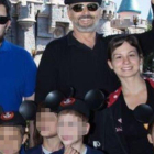 Miguel Bose y sus cuatro hijos, en el parque Disney de Los Ángeles.-INSTAGRAM