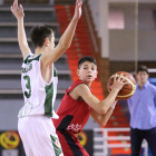 David Arija, jugador infantil del CB Tizona, protege el balón.-FEB