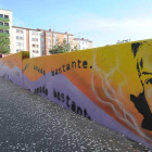 La calle Gloria Fuertes aún no tiene placa identificativa, pero sí está en proceso un colorido mural que vestirá el homenaje que La Poesía es un Cuento dedicará a la escritora.-Israel L. Murillo