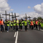 Los manifestantes portaban algunas cruces en alusión a las muertes que se siguen produciendo en esta vía.-G. G.