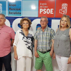 Miembros del PSOE de Aranda antes de la comparecencia de ayer.-L.V.