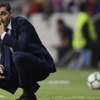 Ernesto Valverde medita durante el Atlético-Barça jugado en el Metropolitano.-JAVIER SORIANO