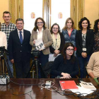 César Rico y Mar González, en el centro, posan con algunos de los profesionales que realizan su labor informativa en la provincia burgalesa.-ICAL