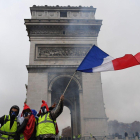 Chalecos amarillos, en la protesta de este sábado en el Arco del Triunfo de los Campos Elíseos, en París-