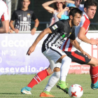 David Martín controla el balón en un lance del partido disputado ayer en la Ciudad Deportiva del Burgos Promesas.-ISRAEL L. MURILLO