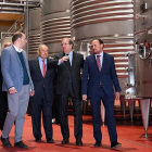 Un momento de la visita que Herrera realizó ayer a las nuevas instalaciones del centro de la bodega ribereña.-L. V.