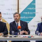Mario Alonso Puig, Tomás Fisac y Ramón Sobremonte, durante la presentación de la Mesa de Actualidad Empresarial de la Fundación Caja Rural de Burgos y Cajaviva. SANTI OTERO