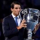 Rafael Nadal besa el trofeo que le acredita como número 1 del 2017.-REUTERS / TONY O'BRIEN