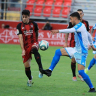 Merquelanz obstaculiza el despeje de un jugador del Lugo en el choque disputado ayer en Anduva.-LALIGA