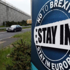 Un cartel contrario al 'Brexit', en las afueras de Newry, en Irlanda del Norte, el 7 de junio.-AFP / PAUL FAITH