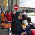 Llegada de 45 refugiados del tercer grupo de solicitantes de asilo al aeropuerto de Madrid, entre ellos, una familia iraquí de seis miembros será alojada en Valladolid.-ICAL