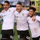 Undabarrena, Alarcón y Javi Gómez celebran un gol. RAÚL OCHOA