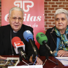 El obispo de León, Julián López, presenta la memoria de actividades de Cáritas Diocesana correspondiente al pasado año. Junto a él, la directora de Cáritas León, Beatriz Gallego.-ICAL