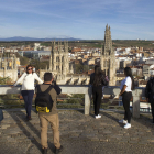 Turistas desde el mirador del Castillo
