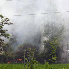 Los bomberos briviescanos atacaron el fuego por la empinada ladera de la AP-1.-G. G.