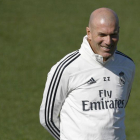 Zidane,  nuevo técnico del Madrid, durante el entrenamiento de este viernes.-AFP