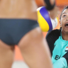 Imagen del partido Egipto-Alemania de voley playa en Copacabana.-AP / DAVID JOSEK