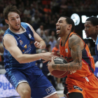 Edu Martínez intenta robar el balón a Green, del Valencia.-ACB PHOTO