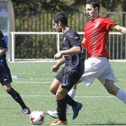 Soto (Isabel I) y Mota (Real Burgos) luchan por un balón en el partido de la primera vuelta.-SANTI OTERO