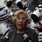 La alcaldesa de Madrid y copresidenta de la Unión de Ciudades Capitales de Iberoamérica (UCCI) Manuela Carmena, junto a funcionarios municipales disfrazados de cebras, durante una campaña de educación en el marco de su visita a Bolivia.-EFE