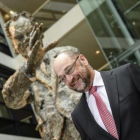 Schulz, junto a una estatua de Willy Brand, en la sede del partido, en enero.-EFE / CLEMENS BILAN