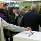 Un joven participa en la consulta soberanista del pasado 9 de noviembre, en Barcelona.-Foto:  FERRAN NADEU