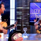 Pablo Iglesias, tocando la guitarra y cantando con Pablo Motos en 'El hormiguero'.-ATRESMEDIA
