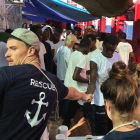 Voluntarios de Médicos sin Fronteras desembarcan en Malta a los inmigrantes recogidos por el ’Ocean Viking’.-AFP / ANNA CHAON