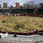 El estado de abandono que sufre la plaza de toros de Oviedo es evidente.-EL PERIÓDICO