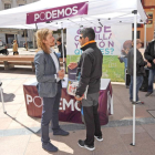Pablo Fernández conversa con un ciudadano ayer en la plaza de Santo Domingo.-RAÚL G. OCHOA