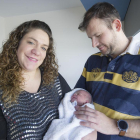 Esther Peñalba y Rubén Galerón con su hijo recién nacido.-ISRAEL L. MURILLO