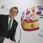 El presidente del Gobierno, Mariano Rajoy, durante la rueda de prensa ofrecida al término de la VI Conferencia de Presidentes Autonómicos celebrada hoy en el Salón de Pasos Perdidos del Senado.-EFE / JAVIER LIZÓN