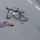 Sangre del ciclista derribado por el coche en la travesía de Tardajos.-ECB