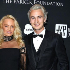 Pamela Anderson posa en la gala benéfica organizada por Sean Penn, acompañada de su hijo.-STEVE GRANITZ