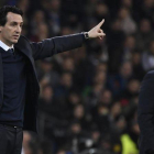 Unai Emery, con Zidane al fondo, en el partido de ida de los octavos de la Champions.-AFP / CHRISTOPHE SIMON