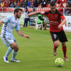 Alain Oyarzun se dispone a realizar un centro al área durenta el partido de ayer ante el Llagostera.-ALFONSO G. MARDONES