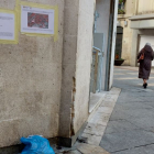 Basura tirada en la calle San Carlos, a 200 metros del Ayuntamiento, bajo in cartel que avisa de los cambios en el sistema de recogida. L. G. L.