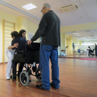 Una paciente trabaja su movilidad con una profesional del Creer.-ISRAEL L. MURILLO