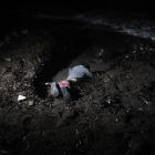 El cadáver del bebé ahogado que ha aparecido en una playa de Lesbos.-AFP / ARIS MESSINIS