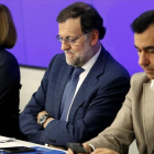 El presidente del PP, Mariano Rajoy, junto a Dolores de Cospedal y Fernando Maíllo en una reciente reunión del PP.-JUAN MANUEL PRATS