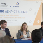 La ministra de Fomento, Ana Pastor, firma con el alcalde de Burgos, Javier Lacalle, un convenio mediante el cual se posibilita la ampliación del Centro Logístico de la ciudad en 200.000 metros cuadrados-Ical