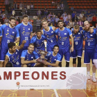 La plantilla del San Pablo Burgos posa con el trofeo conquistado ayer en El Plantío.-RAÚL OCHOA