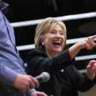 La candidata demócrata Hillary Clinton saluda al público en el segundo debate de los candidatos demócratas.-AFP / SCOTT OLSON