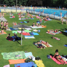 Varias personas disfrutan de las piscinas de El Plantío. ECB