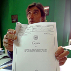 El alcalde, con el testamento.-ICAL