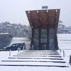 La Casa de la Madera, situada entre Quintanar de la Sierra y Regumiel de la Sierra, amaneció con más de 10 cm de nieve acumulada.-MONTSERRAT IBÁÑEZ