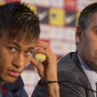 Neymar y Josep Maria Bartomeu, en la presentación del delantero brasileño como nuevo jugador del Barça, el 3 de junio del 2013.-Foto:  JOAN MONFORT